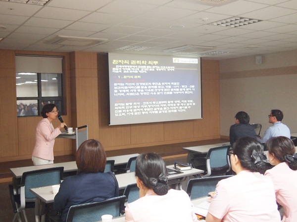 간호부장이 직원들에게 강의를 하고 있다