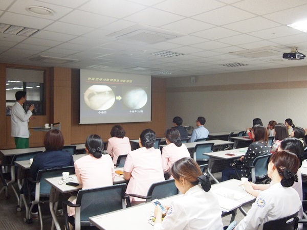 허동범과장이 직원들에게 강의를 하고 있다