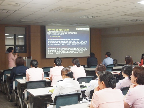허동범과장이 직원들에게 강의를 하고 있다