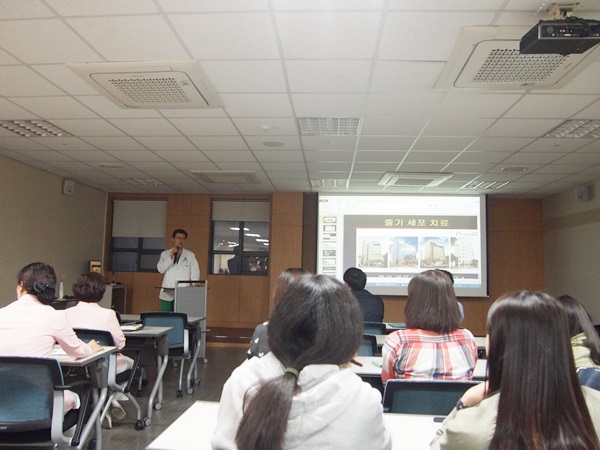 허동범과장이 직원들에게 강의를 하고 있다