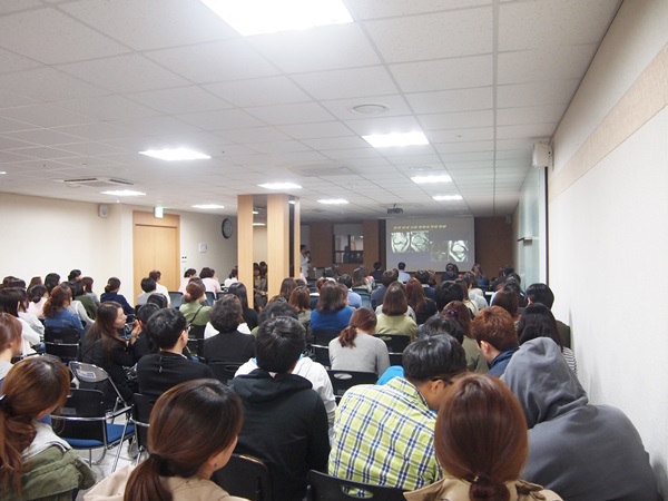 허동범과장이 직원들에게 강의를 하고 있다