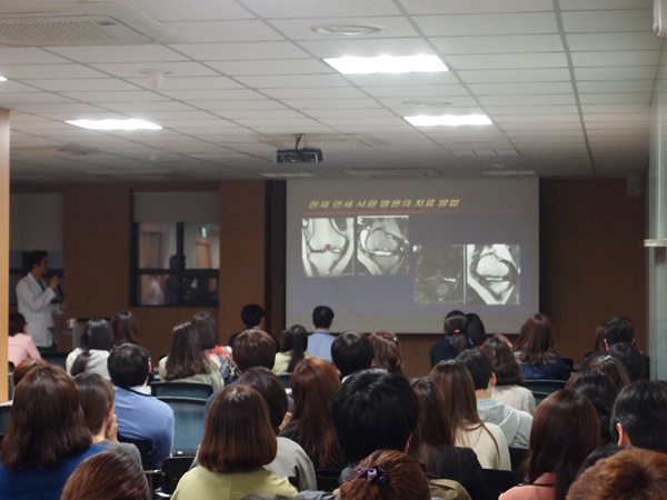 허동범과장이 직원들에게 강의를 하고 있다