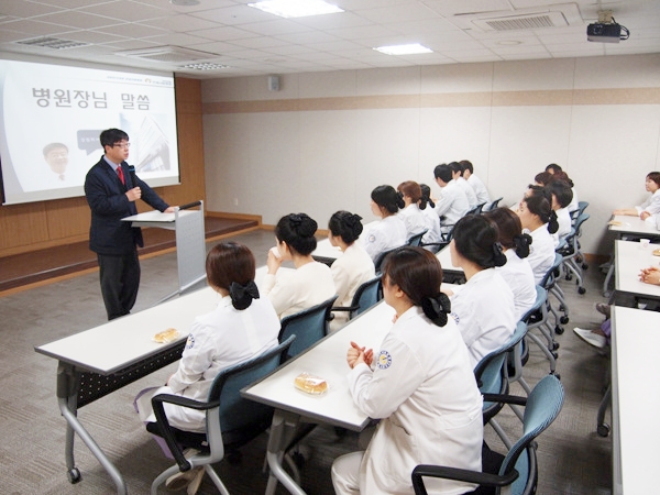 2013년 2월 4일(월) 강남점 3월 월례조회 실시 게시글의 1번째 첨부파일입니다.