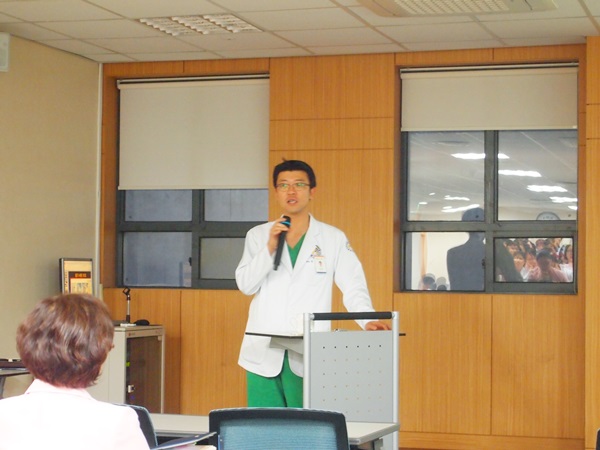 허동범과장이 직원들에게 강의를 하고 있다